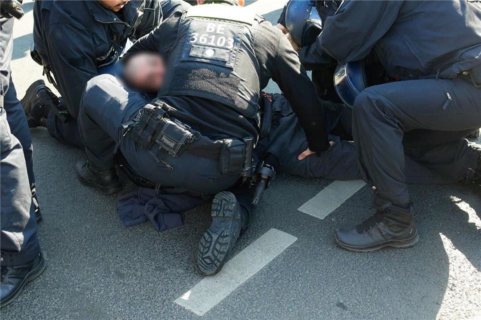 Es gab auch Festnahmen bei der rechtsextremistischen Demonstration. -/dpa