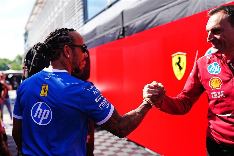 Es gab auch bessere Zeiten: Riccardo Adami (r) ist nicht mehr Hamiltons Renningenieur.David Davies/PA Wire/dpa