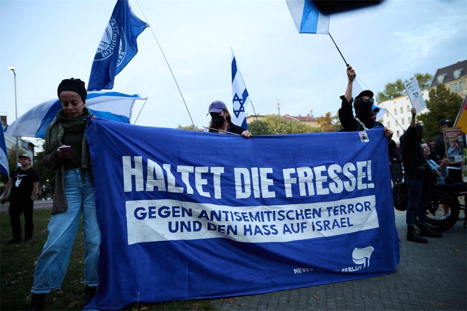Es gab auch eine Gegendemonstration.Annette Riedl/dpa