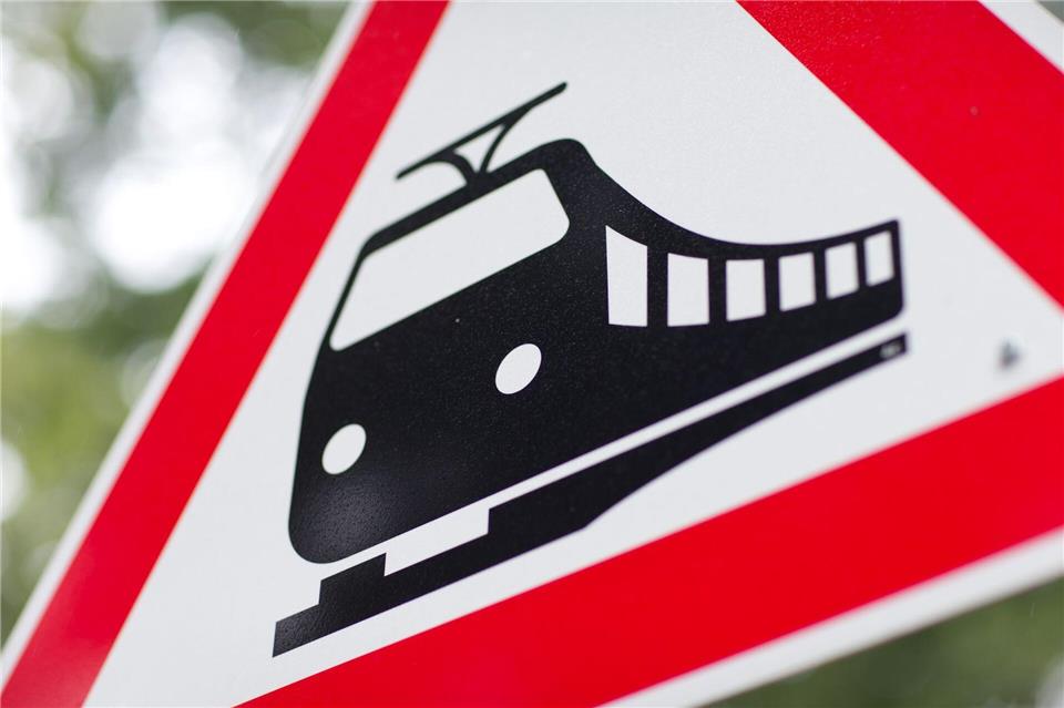 Es gab einen Unfall an einem Bahnübergang bei Erfurt. (Symbolbild)Friso Gentsch/dpa