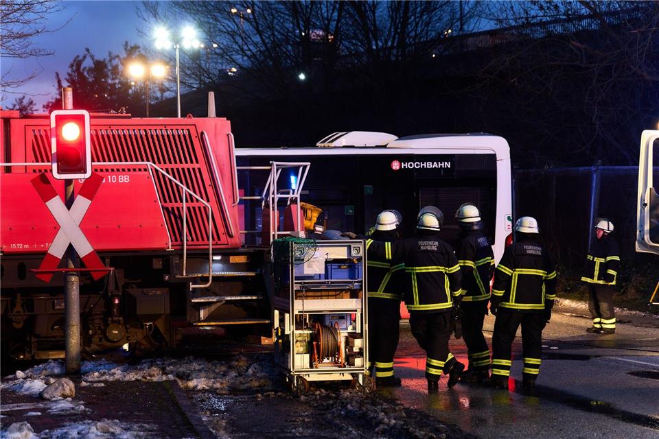 Es gab einen schweren Unfall mit einem Linienbus und einer Lokomotive in Hamburg.Marcus Golejewski/dpa