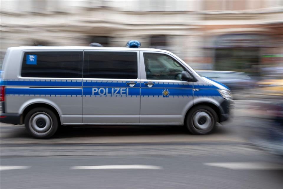 Es gab in Connewitz einen nächtlichen Angriff auf Absperrungen und einen Polizeiposten. (Symbolbild)Hendrik Schmidt/dpa