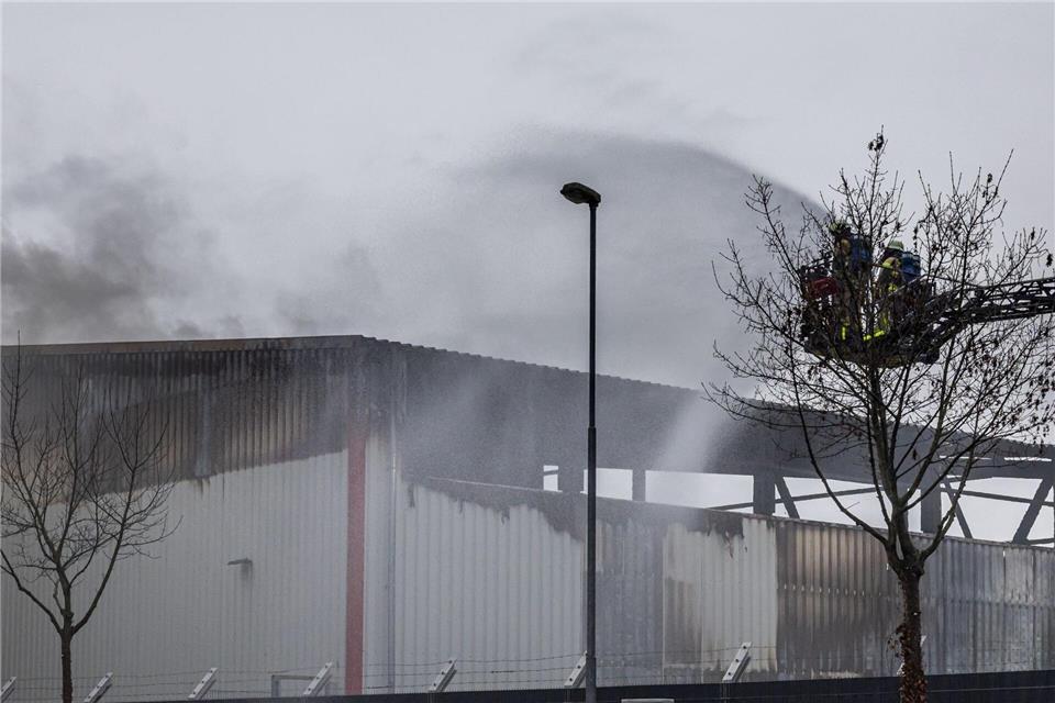 Es gab keine Verletzten, die Arbeit in dem Betrieb hatte am Morgen noch nicht begonnen. Ulrich Perrey/dpa