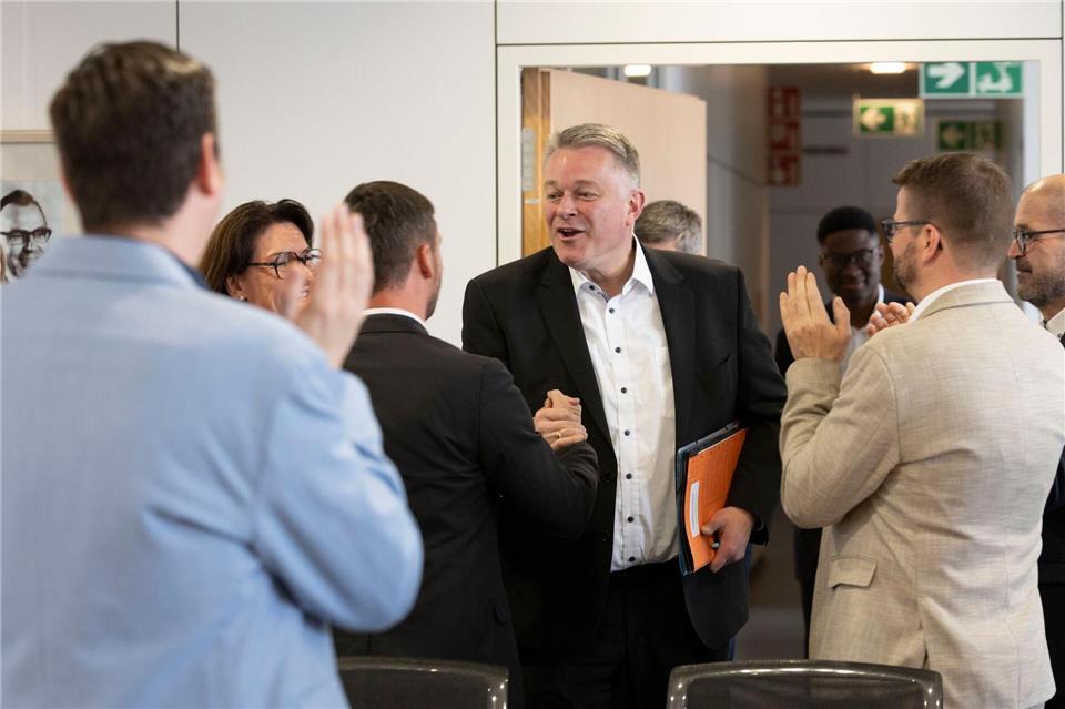 Es gab viel Applaus für Wahlsieger Schnieder.Helmut Fricke/dpa