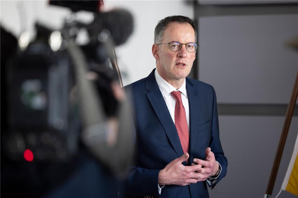 Es gebe nach wie vor eine abstrakte Gefährdung, aber keine Hinweise auf eine konkrete Gefährdung im Land, sagt Innenminister Ebling. (Archivbild)Thomas Banneyer/dpa