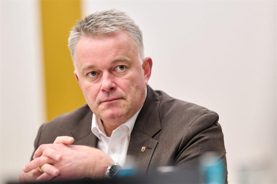 Es gehe auch darum, verloren gegangenes Vertrauen zurückzugewinnen, sagte Schnieder. Sebastian Gollnow/dpa