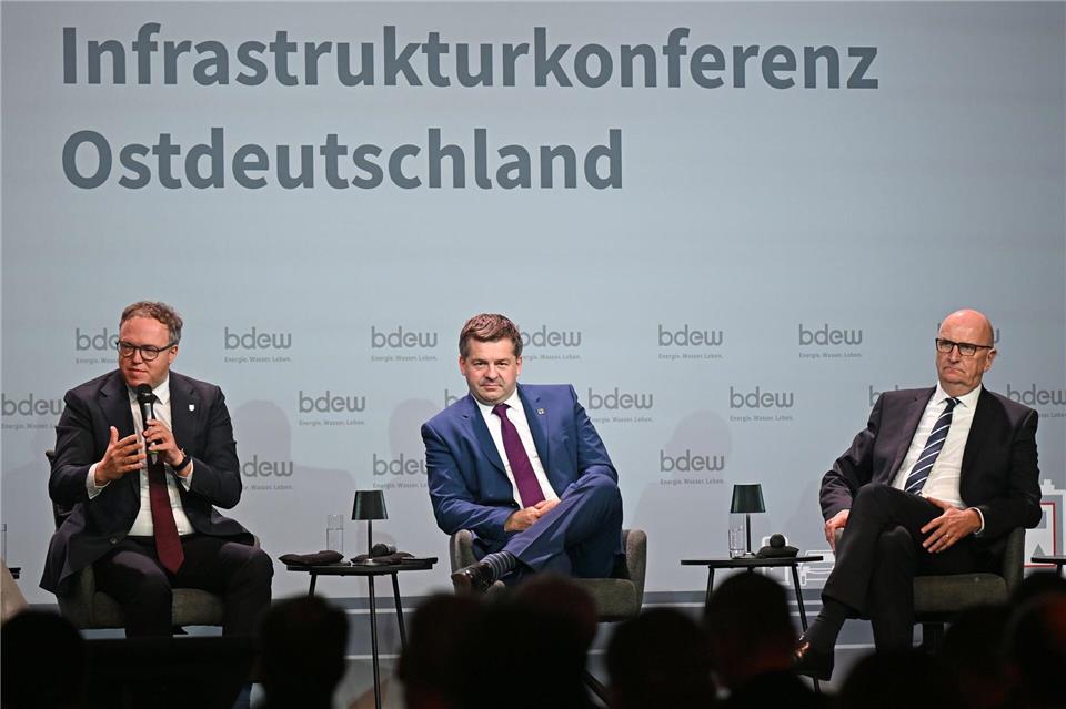 Es gehe nicht um Sonderbehandlung, sondern um Fairness, sagte Brandenburgs Ministerpräsident Dietmar Woidke (r) bei einer Infrastrukturkonferenz. David Hammersen/dpa