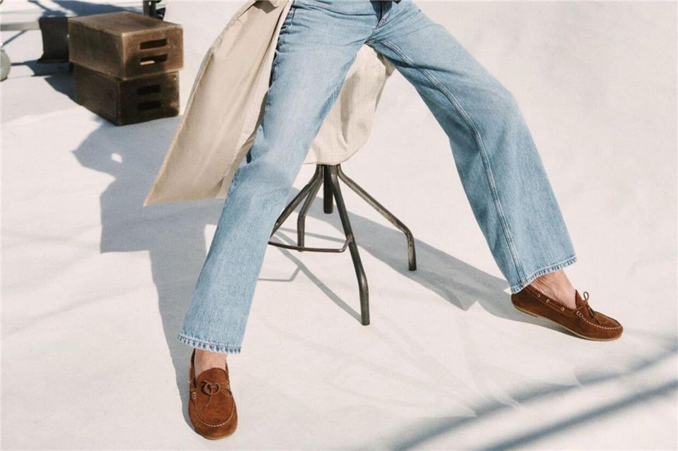 Es geht auch gerade: Straight Leg Jeans sind ein Dauerbrenner. Hier in einer frühlingshaften Kombination mit Trenchcoat von Gant (Trenchcoat ca. 400 Euro, Hemd ca. 110 Euro, Jeans ca. 150 Euro, Loafer ca. 140 Euro).Gant/dpa-tmn