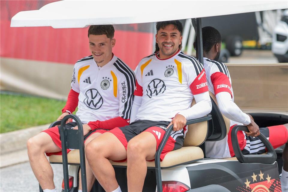 Es geht auch mal ohne Jamal Musiala als Nebenmann: Florian Wirtz (l) im Golfcart auf dem Weg zum Training.  Jan Woitas/dpa