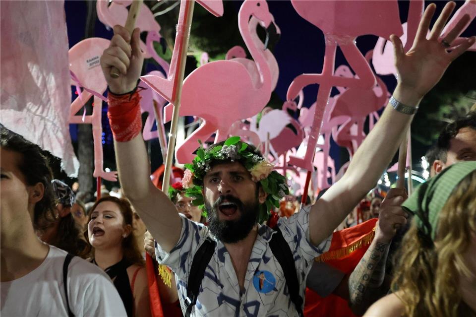 Es geht auch um Brutgebiete der Flamingos - deshalb spricht man inzwischen von der „Flamingo-Revolution“ in Albanien. (Archivbild) Hameraldi Agolli/AP/dpa