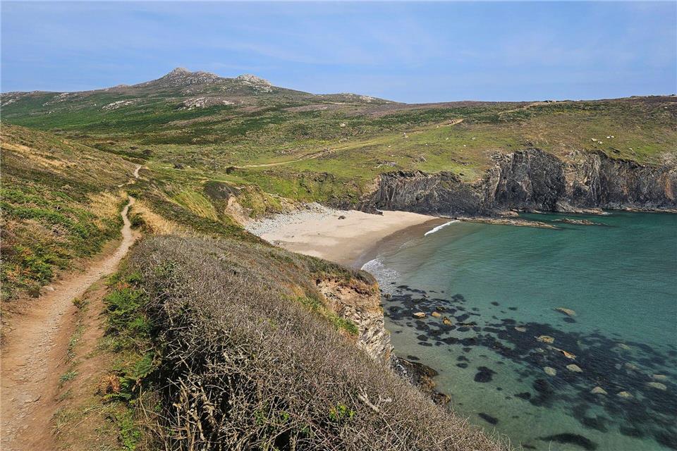 Es geht auf und ab auf dem Pfad - hier beim Carn Llidi.Ute Müller/dpa-tmn