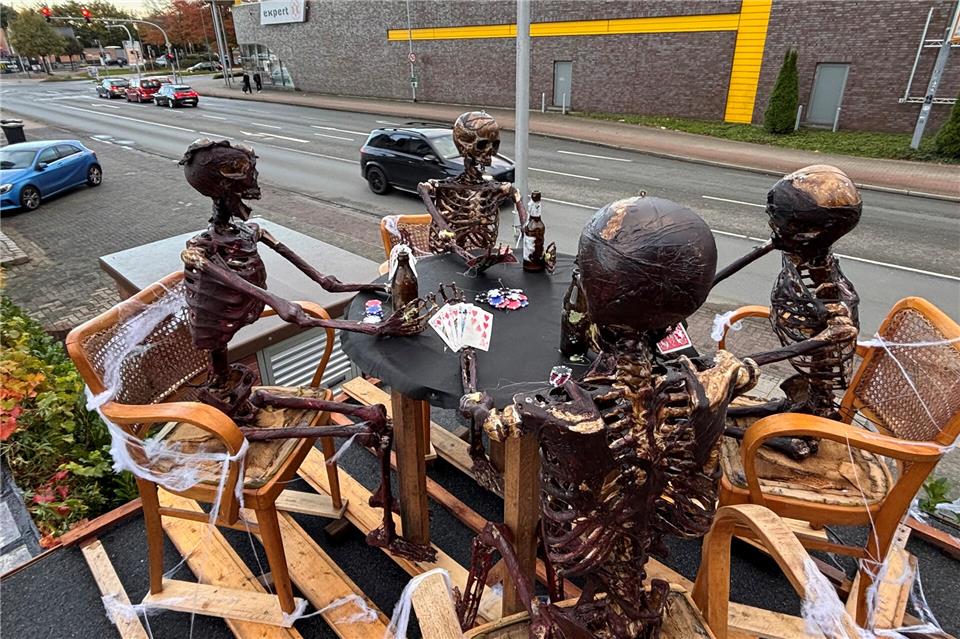 Es geht doch nichts über ein gutes Blatt: Diese Doko-Runde gehört zur Halloween-Deko einer Hausgemeinschaft am Nordring.