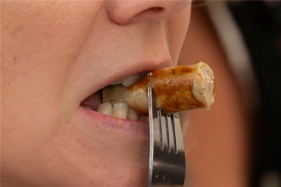 Es geht um die Wurst. Ein Jurymitglied nimmt an der traditionellen Wurstprüfung auf dem Oktoberfest teil. Peter Kneffel/dpa