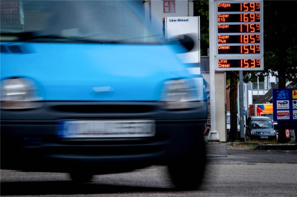 Es geht um eine Tankstellen-Raubserie in den Jahren 2023 und 2025 (Symbolbild)Sina Schuldt/dpa