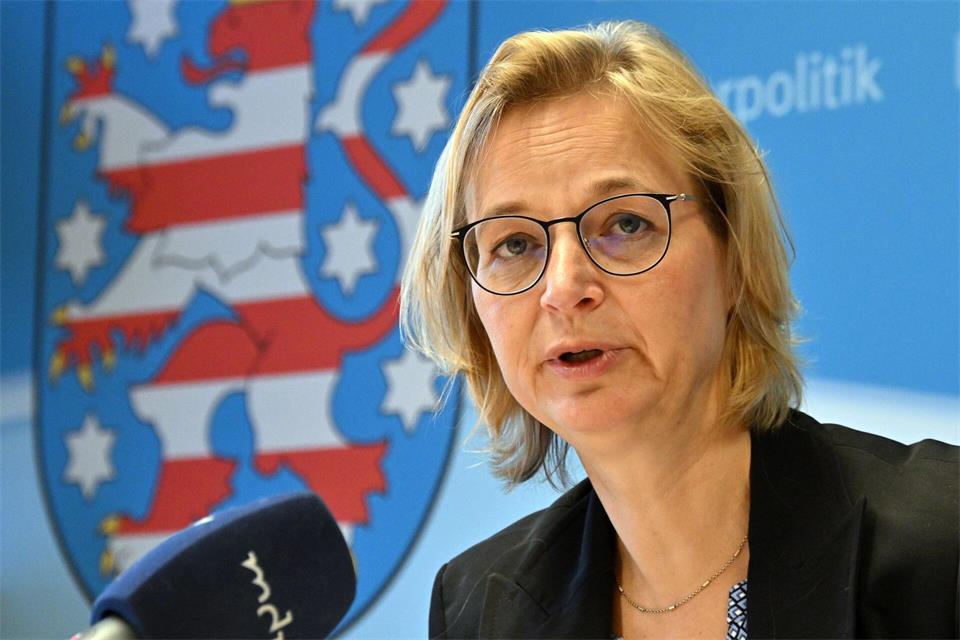 Es geht um einen Richtungsstreit innerhalb des BSW - zwischen Parteigründerin Sahra Wagenknecht und der hier zu sehenden Thüringer Landeschefin Katja Wolf. (Archivbild)Martin Schutt/dpa