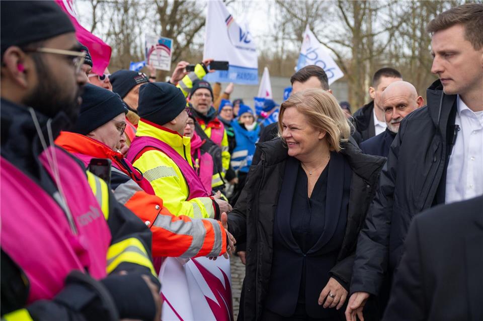 Es geht um mehr als 2,5 Millionen Beschäftigte. Christophe Gateau/dpa