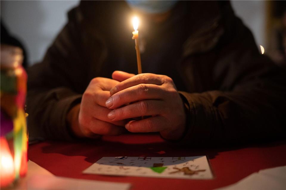 Es gibt Angebote gegen die Einsamkeit an Weihnachten. (Bild: Illustration)Sebastian Gollnow/dpa