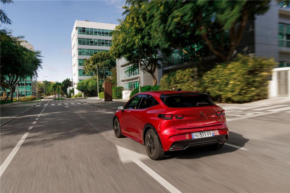 Es gibt Benziner und Hybridvarianten - die Motorenpalette beginnt mit einem 1,2-Liter-Dreizylinder. Clément Choulot/Renault/dpa-tmn