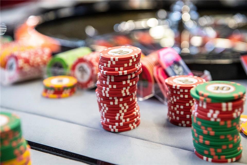 Es gibt Dinge, die sollte man dem anderen nicht vorenthalten - etwa ernsthafte Probleme wie Spielsucht, Krankheiten oder Trennungsgedanken. Robert Günther/dpa-tmn