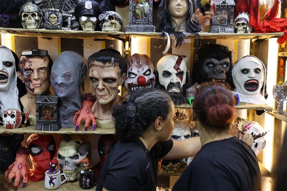 Es gibt Halloween-Partys für Erwachsene und Kinder-Veranstaltungen. (Archivbild)Mohammed Talatene/dpa