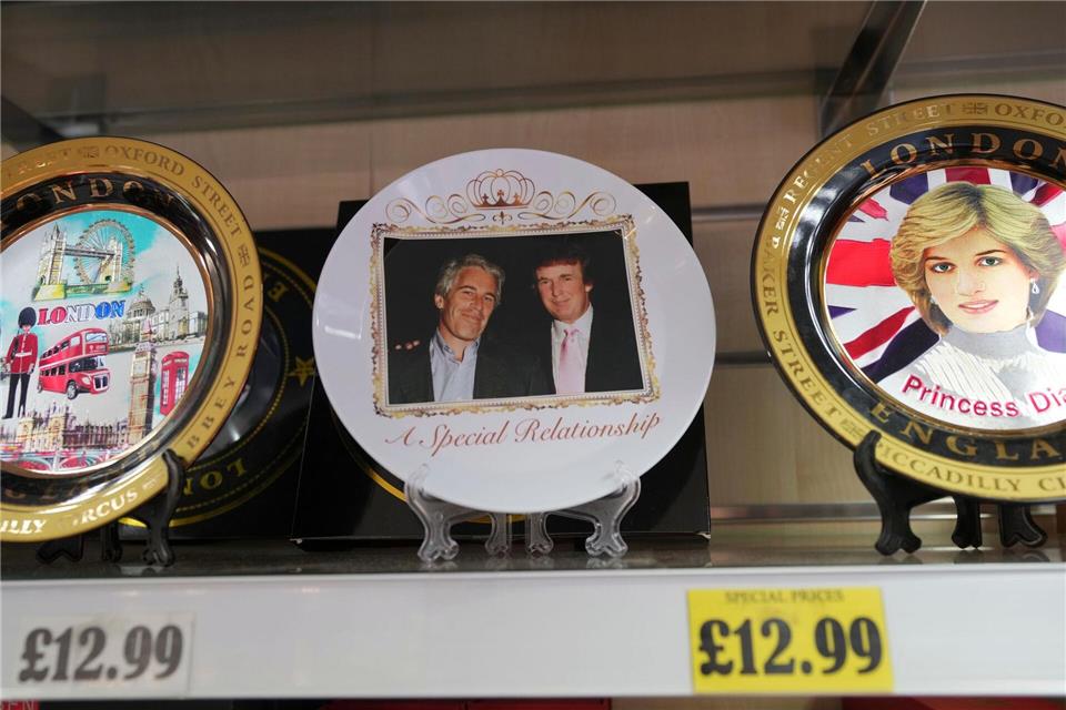 Es gibt Spekulationen um Epstein und Trump (Archivbild). Kin Cheung/AP/dpa