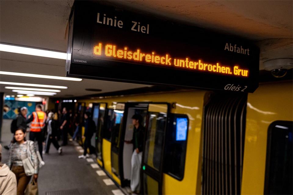 Es gibt Störungen im U-Bahnverkehr nach einem Feuer in einem Technikraum. Fabian Sommer/dpa