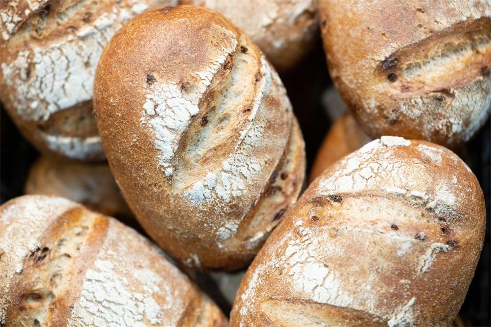 Es gibt Streit um ein Brot. (Symbolbild)Sebastian Kahnert/dpa