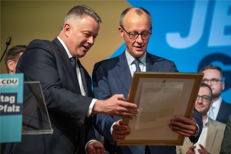 Es gibt auch Geschenke: einen Buchdruck.Harald Tittel/dpa