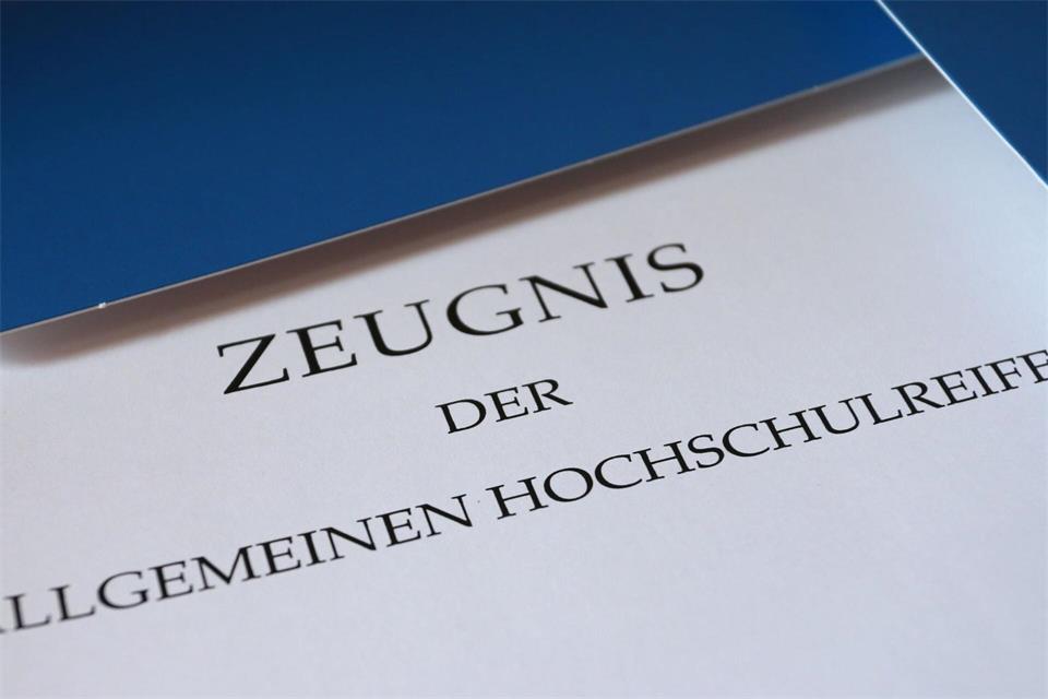 Es gibt auch noch eine Papier-Form. (Symbolbild)Karl-Josef Hildenbrand/dpa