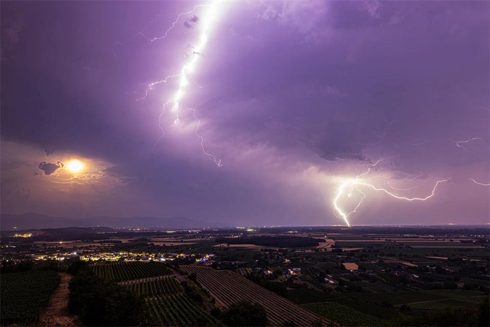 Es gibt eine Unwetterwarnung. (Archivbild)Philipp von Ditfurth/dpa