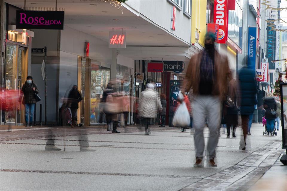 Es gibt einen Tarifabschluss für rund 50.000 Beschäftigte im Einzel- und Versandhandel im Saarland. (Symbolbild)Oliver Dietze/dpa