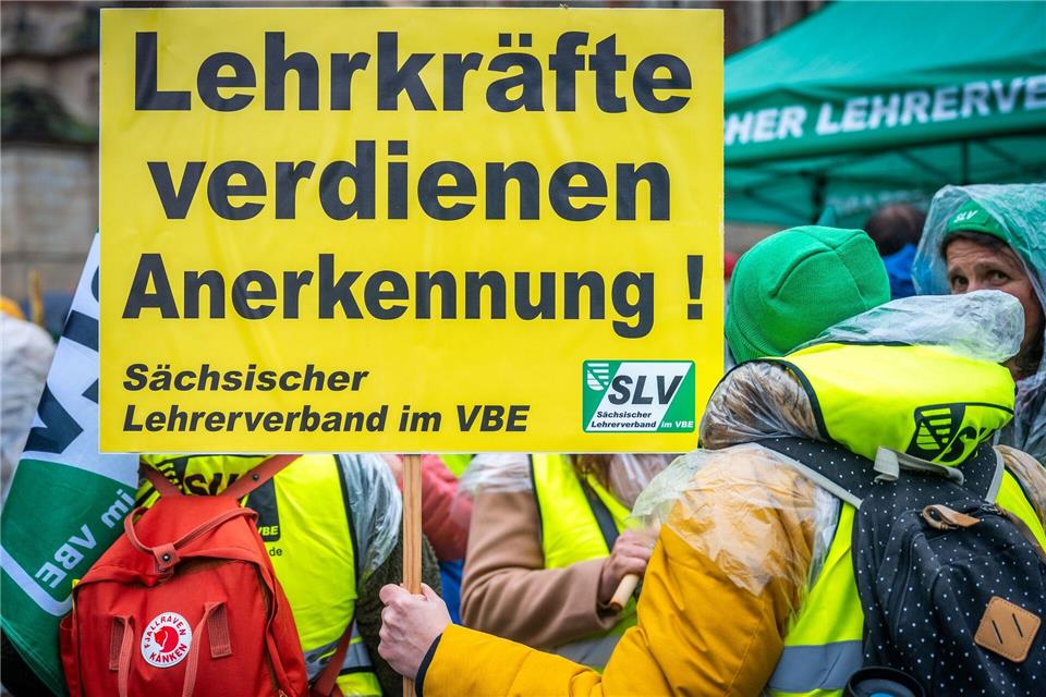 Es gibt einen Warnstreik an Schulen im Raum Zwickau. (Archivbild)Kristin Schmidt/dpa-Zentralbild/dpa