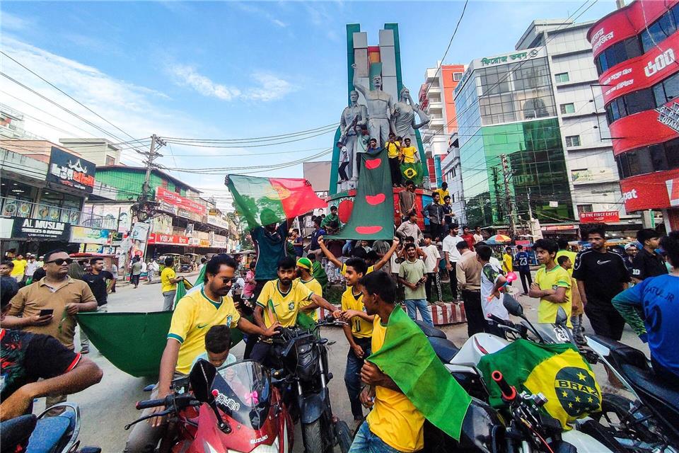 Es gibt in Bangladesch aber auch viele Brasilien-Fans in der Region. Das eigene Team hat sich wieder einmal nicht für die WM qualifiziert.Rayhan Ahmed/ZUMA Press Wire/dpa