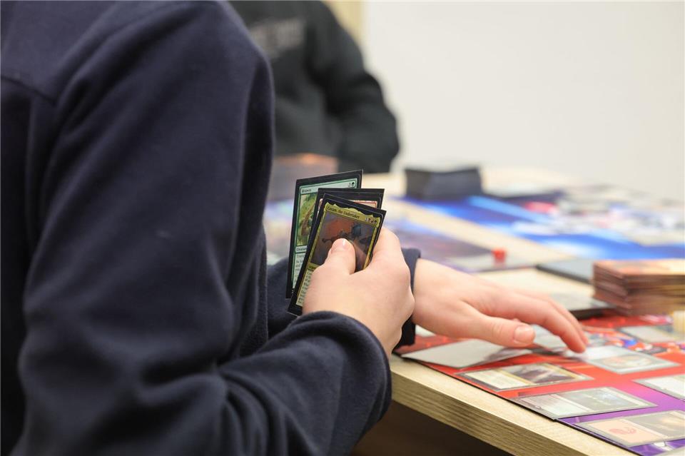 Es gibt inzwischen verschiedene Formen von Spieletreffs, auch manche Gastronomen bieten Spiele zum Ausleihen als Beschäftigung für den Kneipenabend an.Bodo Schackow/dpa