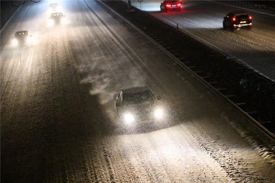 Es gibt nach Polizeiangaben viele Unfälle.Julian Stratenschulte/dpa