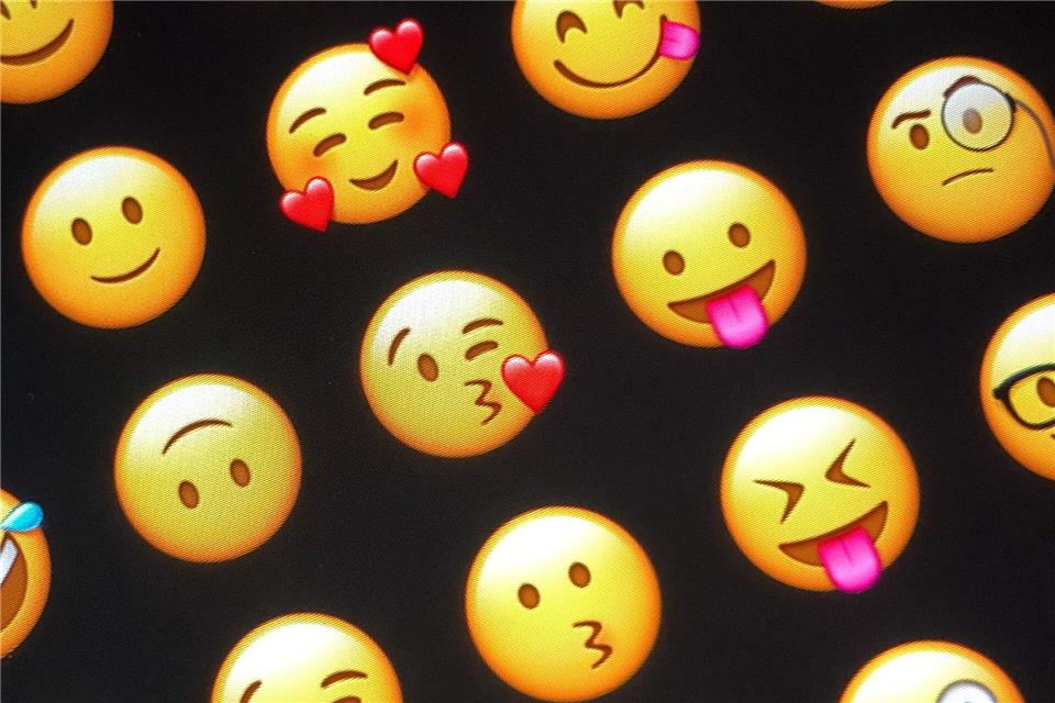 Es gibt schon sehr viele Emojis. Doch es kommen noch immer welche hinzu. (Symbolbild)Jörg Carstensen/dpa