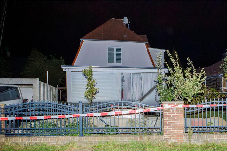 Es gibt starke Schäden am Haus - vor allem im und um das Wohnzimmer. Julius-Christian Schreiner/dpa