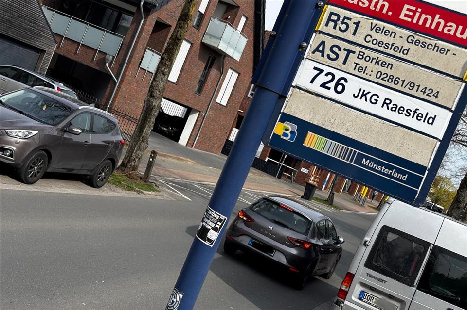 Es gibt über 220 Haltestellen für den AST im Stadtgebiet. In aller Regel sind das die bekannten Bushaltestellen mit entsprechendem Hinweis.