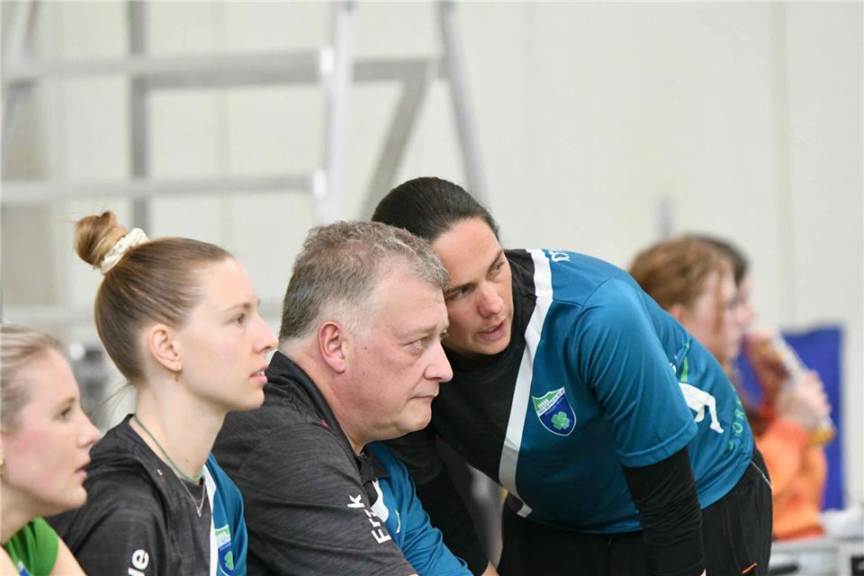 Es gibt viel zu tun: Kira Walkenhorst (rechts) und Frank Steverding, neben Maria Walkenhorst und Lea Hacker einer der Co-Trainer, bereiten die Skurios Volleys auf die neue Saison vor.