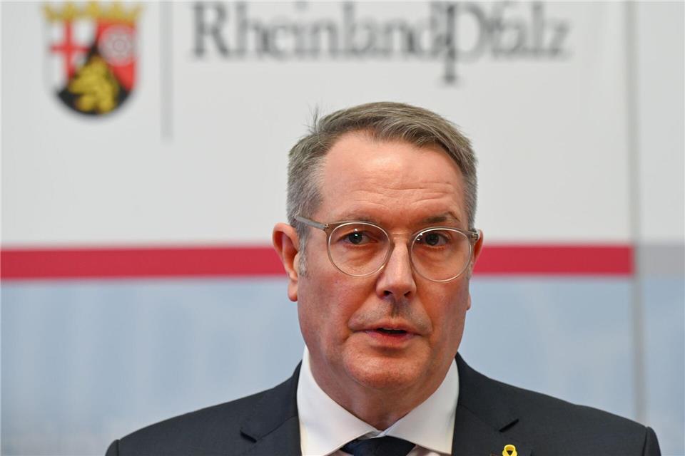 „Es gibt viele Menschen, die andere im Blick haben und die ihre Hand reichen“, sagt Ministerpräsident Alexander Schweitzer (SPD).Arne Dedert/dpa