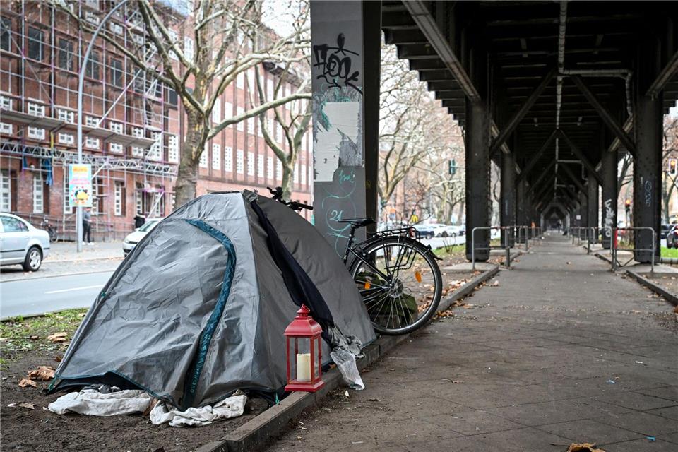 Es gibt viele Möglichkeiten, wie man obdachlosen Menschen helfen kann. (Symbolbild)Jens Kalaene/dpa