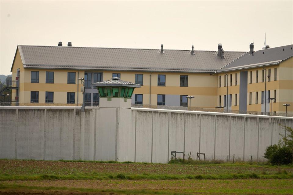Es gibt viele Sicherheitsmaßnahmen gegen Schmuggel in Gefängnisse. (Symbolbild)Thomas Frey/dpa