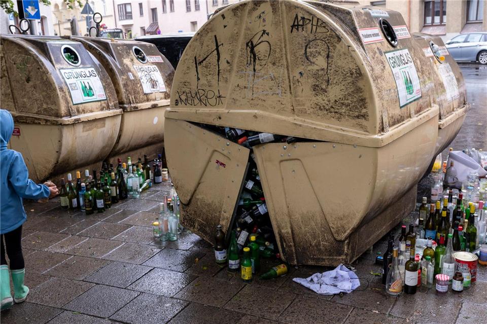 Es gibt zu wenige Glascontainer in Deutschland, monieren Branchenexperten. Peter Kneffel/dpa