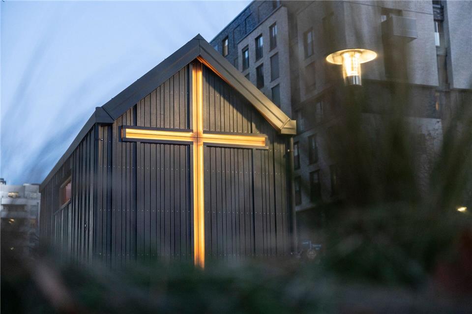 Es gibt zwar ein LED-Kreuz, aber keinen Altar und kein Taufbecken.Hannes P. Albert/dpa