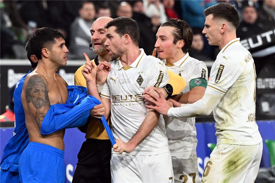 Es ging bisweilen hoch her im Westduell. Torschütze Engelhardt (r.) schlichtet.Federico Gambarini/dpa