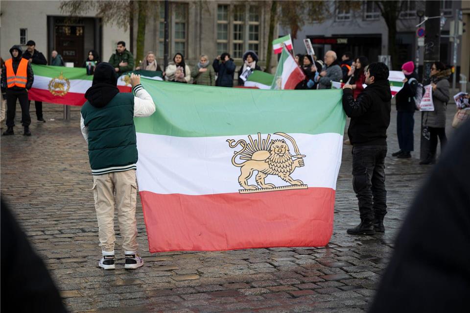 Es ging um Solidarität mit Iranern, die in ihrem Land unter der Gewalt der dortigen Führung leiden.Philip Dulian/dpa