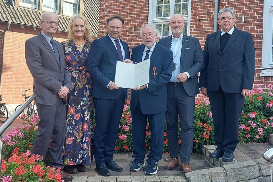 Es gratulierten zur Verleihung des Bundesverdienstkreuzes (v.l.n.r.): Siegfried Osterholt, Mechtild Schulze Hessing, Dr. Kai Zwicker, Dr. Heinrich Bäßmann, Markus Lask und Stefan Scho.