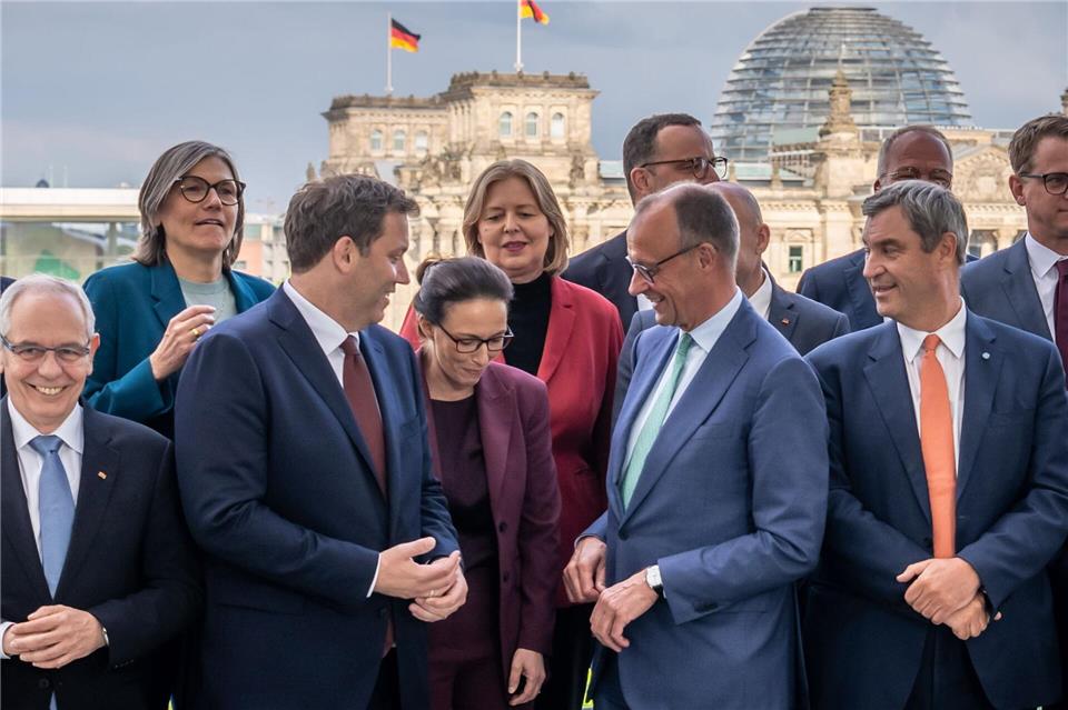 Es habe Einigkeit geherrscht, dass der Wirtschaftsstandort Deutschland vor großen Herausforderungen stehe, hieß es.Michael Kappeler/dpa