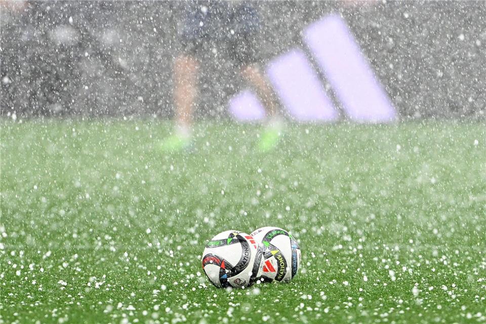 Es hagelt und blitzt in München.Federico Gambarini/dpa