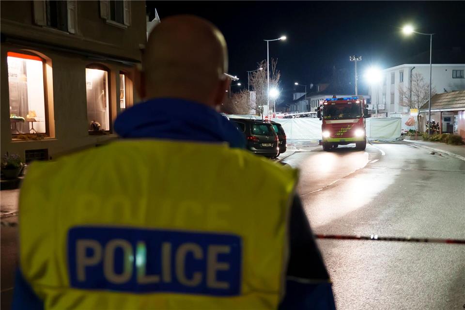 Es handelt sich um einen Bus des Unternehmens Postauto, das vor allem Linien-Verbindungen im ländlichen Raum anbietet. Laurent Merlet/KEYSTONE/dpa